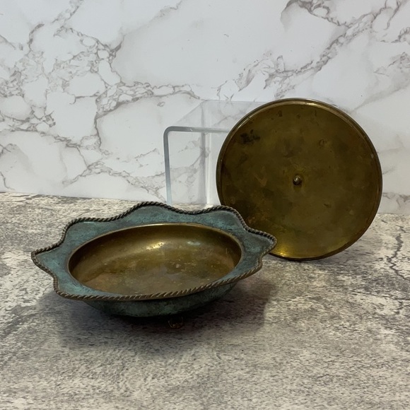 Vintage green verdigris covered bowl with nouveau floral finial - Picture 8 of 9